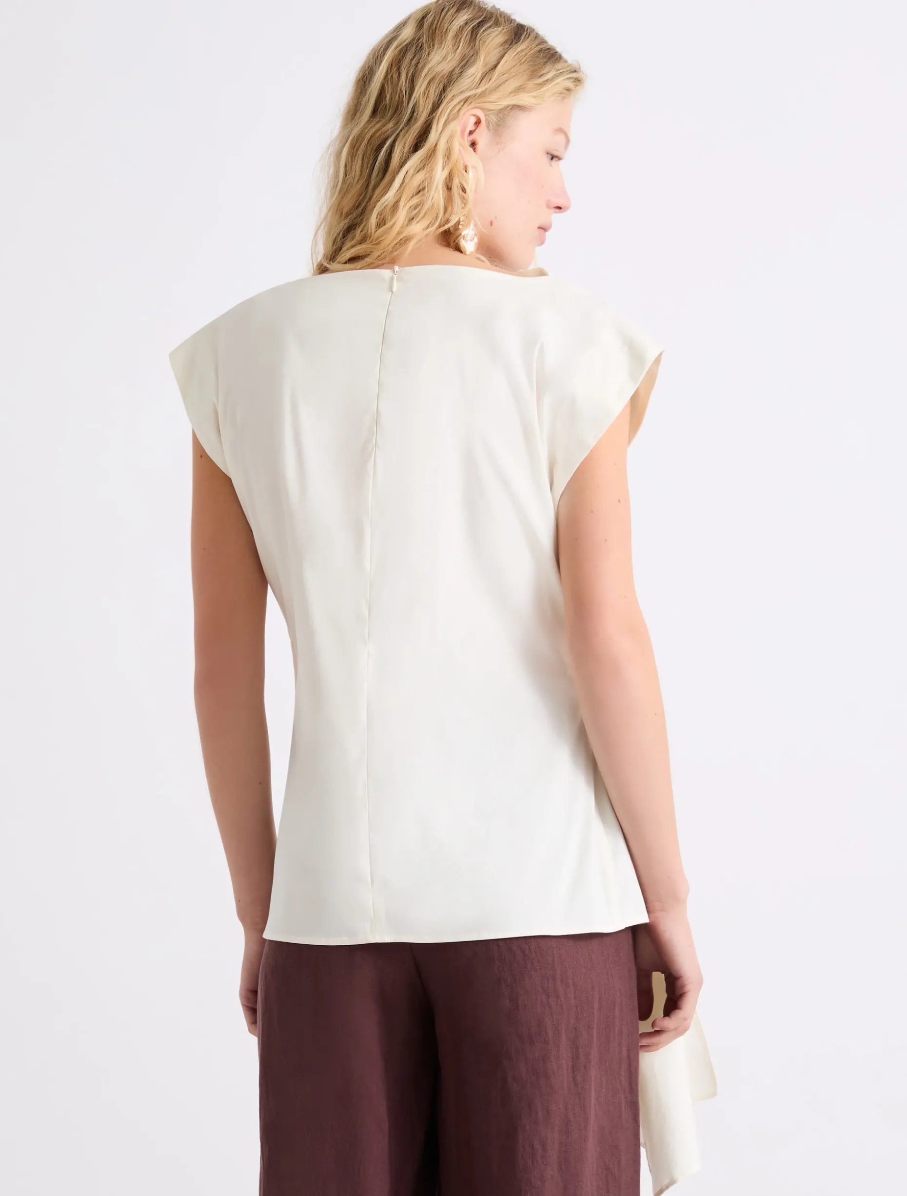 Blusa smanicata con drappeggio - BIANCO