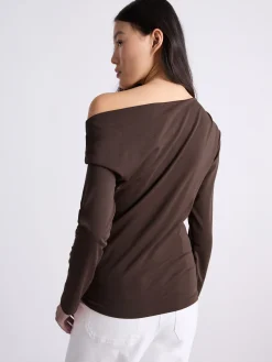 T-shirt con scollo asimmetrico - CIOCCOLATO