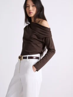 T-shirt con scollo asimmetrico - CIOCCOLATO